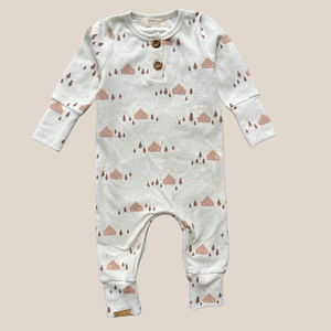 Onesie évolutif beige rosé motif cabanes d’hiver